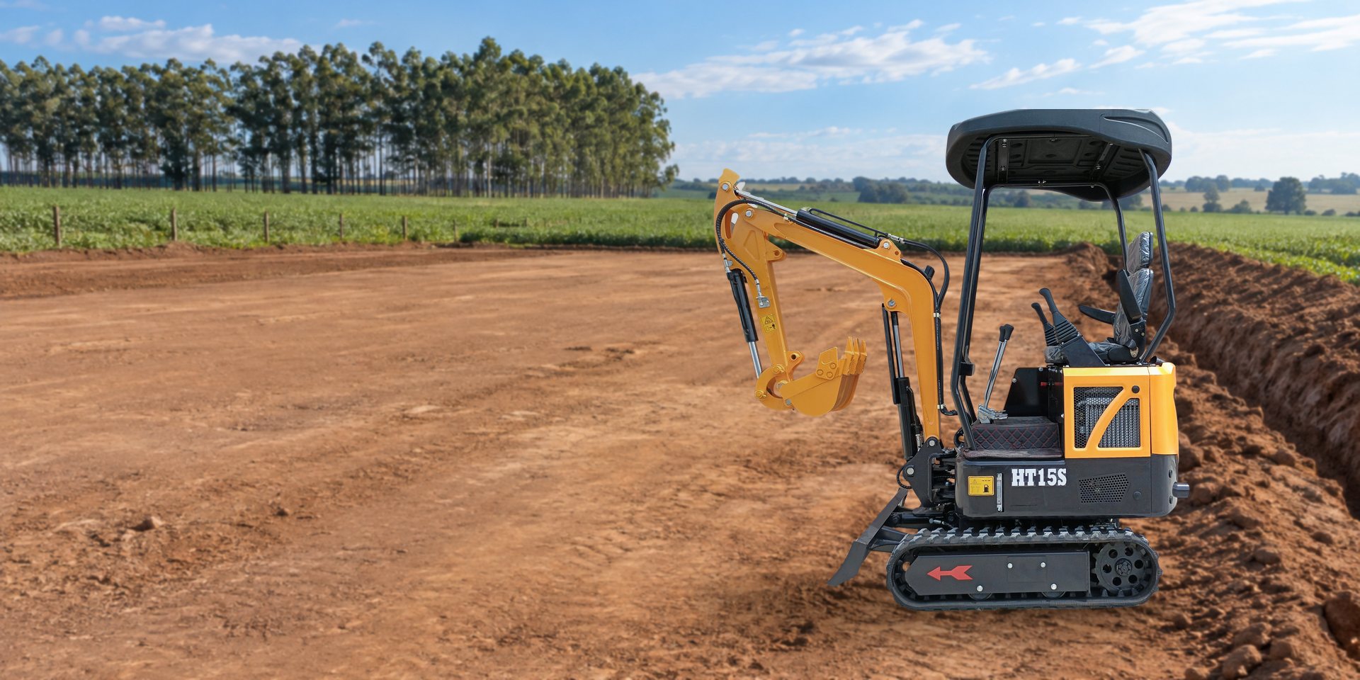 Mini escavadeira Hightop HT15S trabalhando no campo